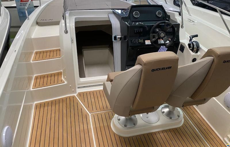 Quicksilver Activ 675 Sundeck