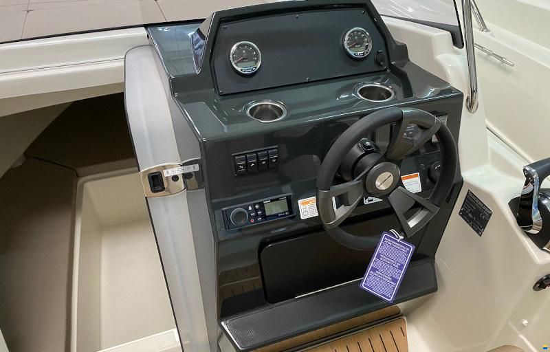 Quicksilver Activ 675 Sundeck