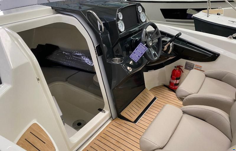 Quicksilver Activ 555 Cabin
