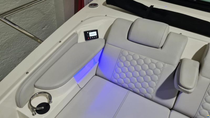 Sea Ray Sundancer 320 Outboard