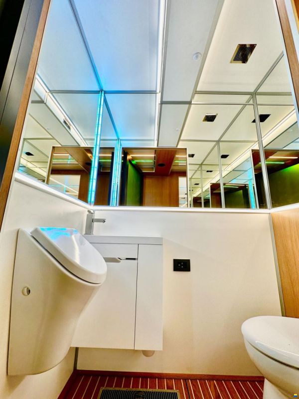 Holiday Boat Sundeck 57 Passenger Catama
