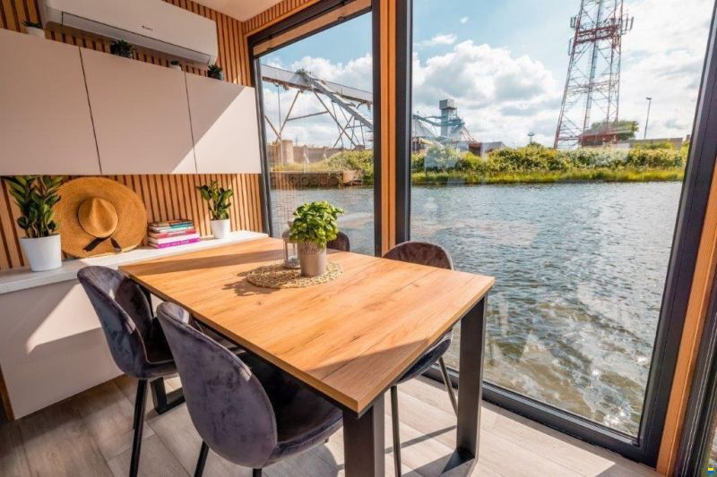 Mobile Houseboat