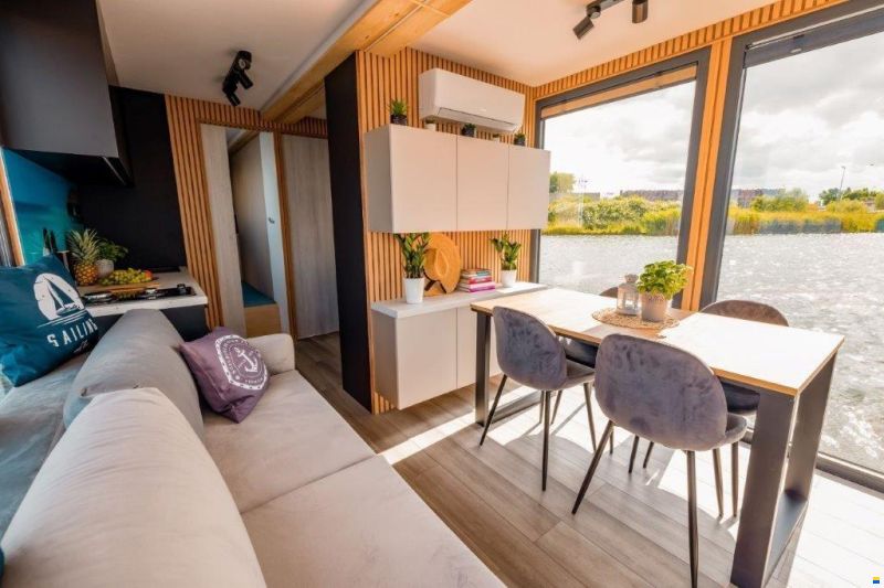 Mobile Houseboat
