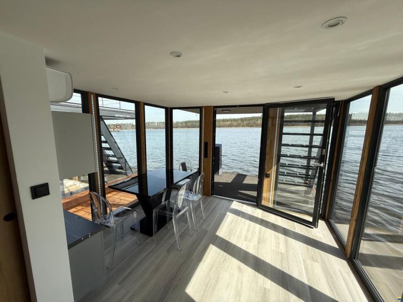 Mobile Houseboat