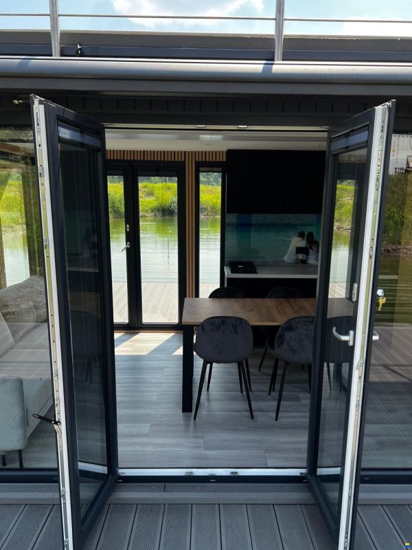 Mobile Houseboat