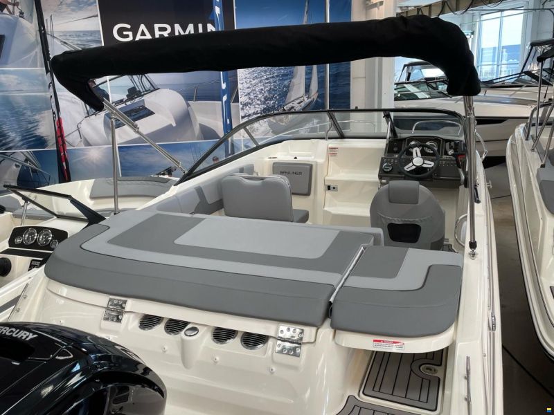 Bayliner VR5 Cuddy