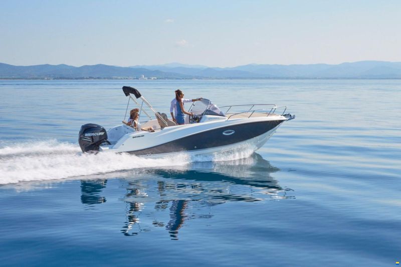 Quicksilver Activ 675 Sundeck