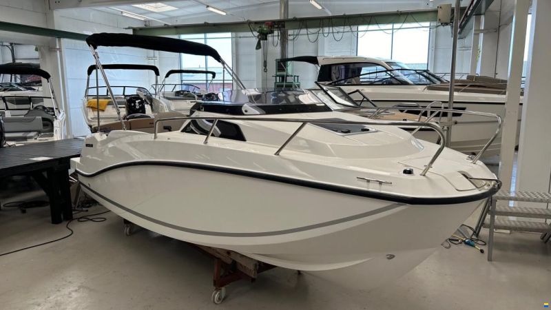 Quicksilver Activ 555 Cabin
