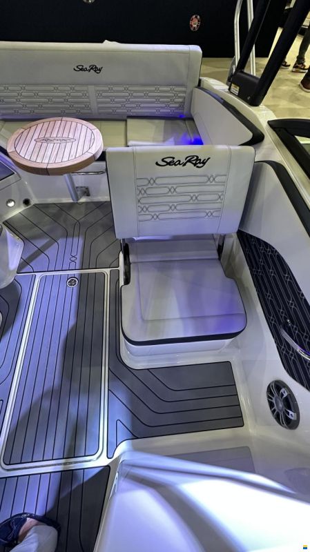 Sea Ray SPXE 210-