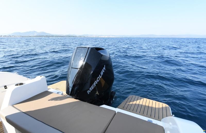 Quicksilver 705 Weekend + Mercury F150 SUR COMMANDE