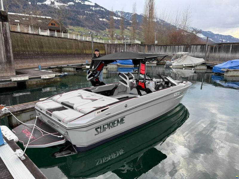 Supreme S220
