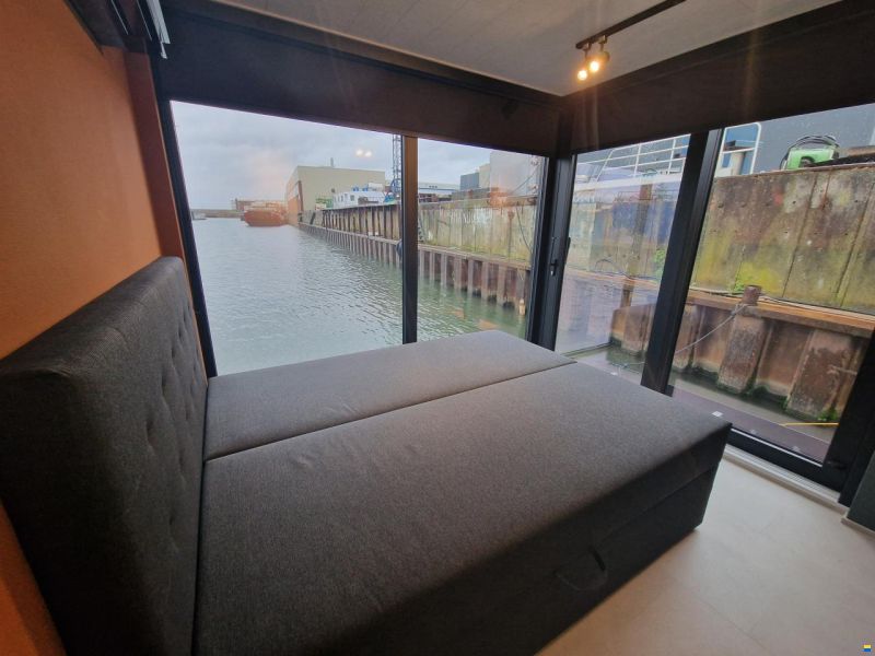 LakeLife Family Deluxe Large Houseboat