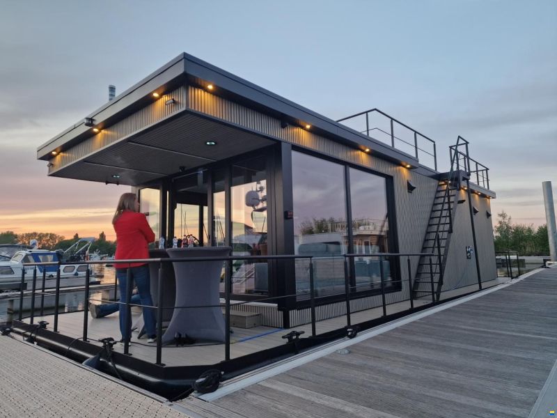 LakeLife Family Deluxe Large Houseboat