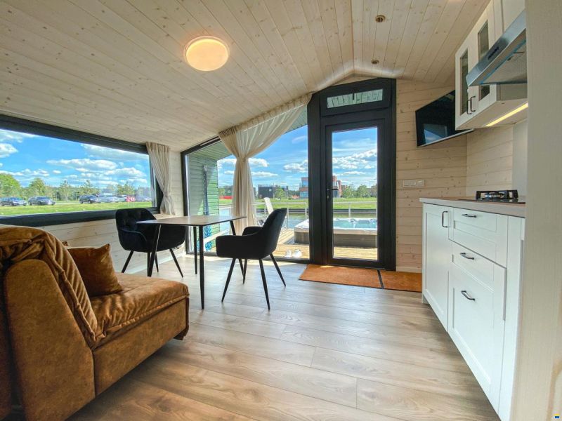 Twin M-Cabin Houseboat