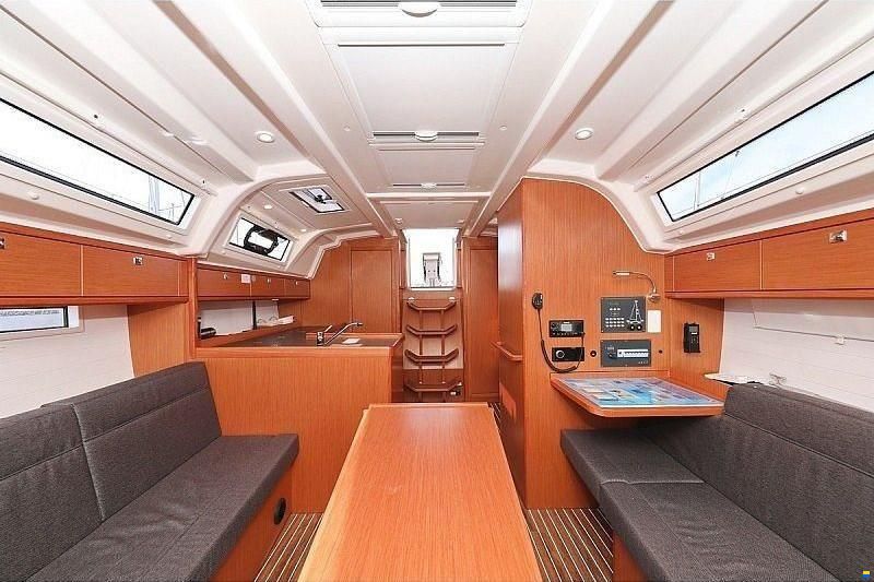 Bavaria Cruiser 37
