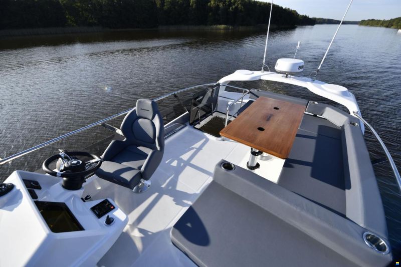 Parker 110 Monaco Flybridge