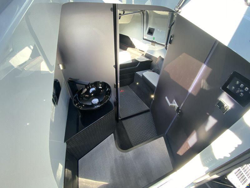 Axopar Brabus Shadow 900 Cross Cabin