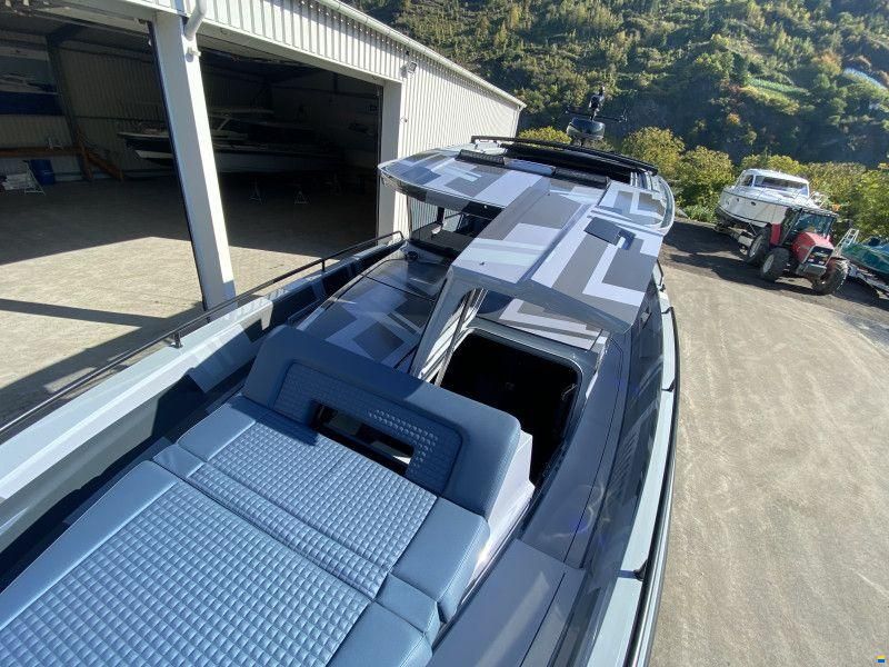 Axopar Brabus Shadow 900 Cross Cabin