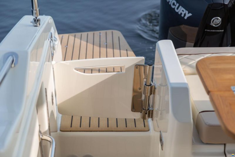 Quicksilver 875 SunDeck