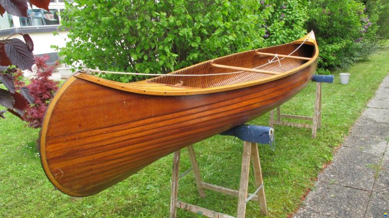 Canoé en bois massif