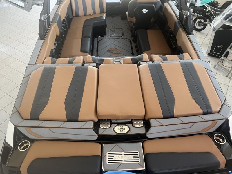 Malibu 22 LSV End of Season Deal