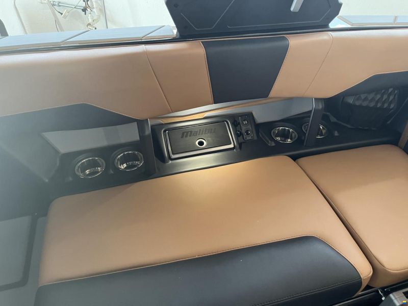 Malibu 22 LSV End of Season Deal