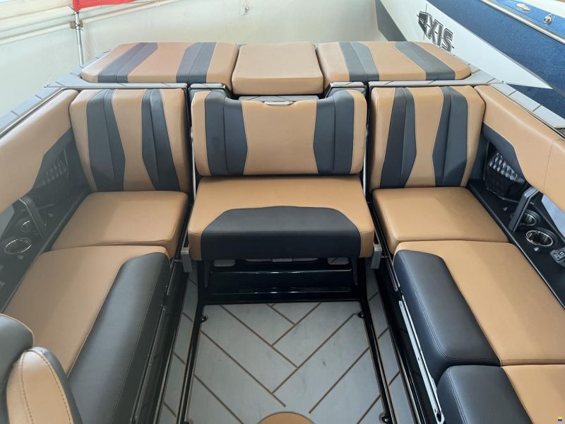 Malibu 22 LSV End of Season Deal