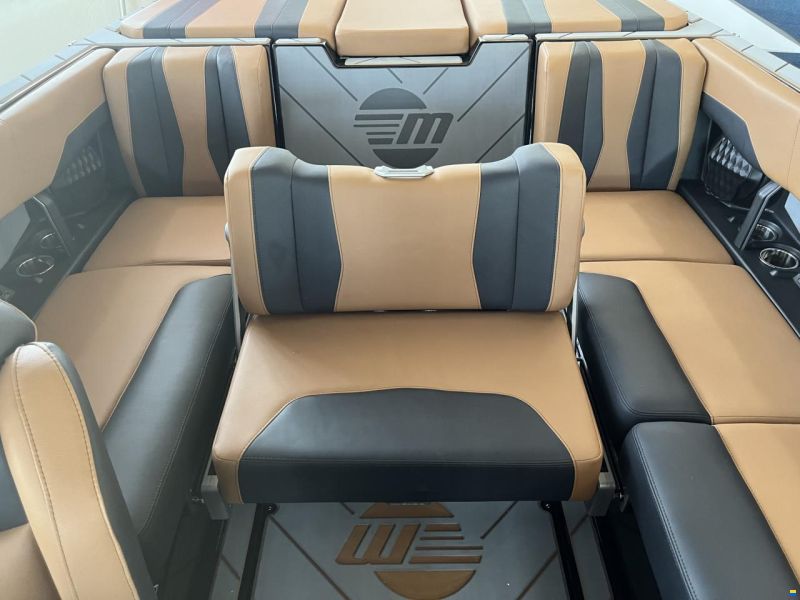 Malibu 22 LSV End of Season Deal