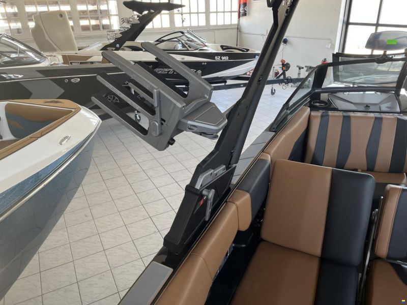 Malibu 22 LSV End of Season Deal