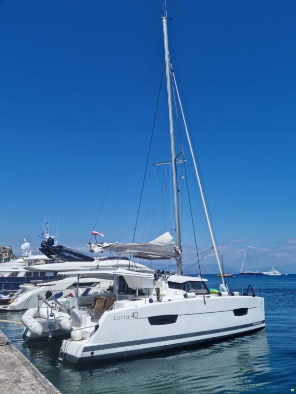 Fountaine Pajot Lucia 40