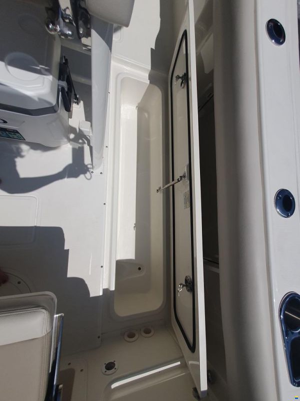 Boston Whaler 230 Outrage