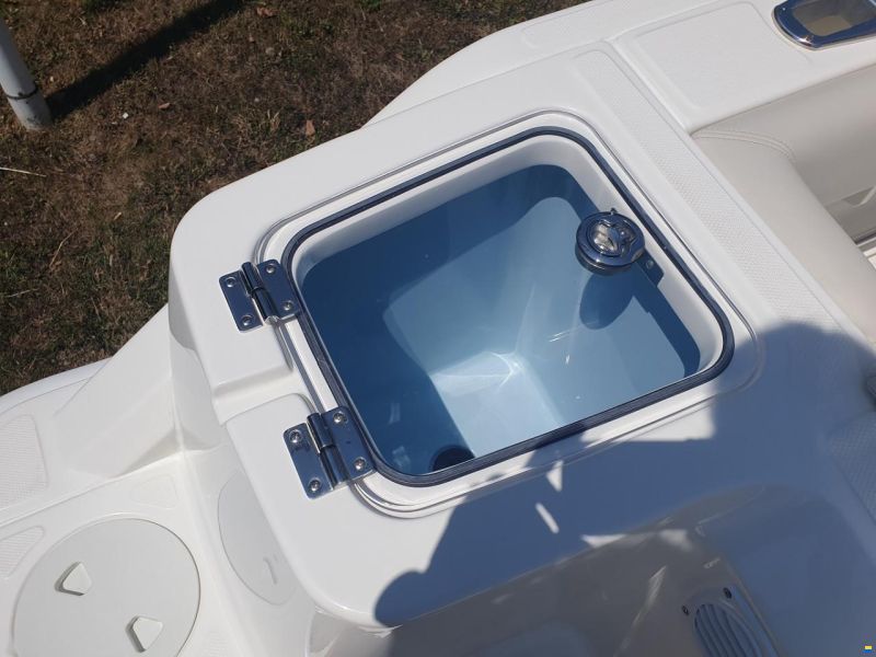 Boston Whaler 230 Outrage