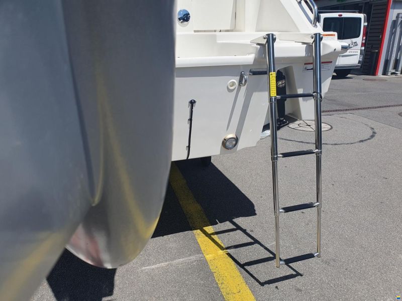 Boston Whaler 230 Outrage