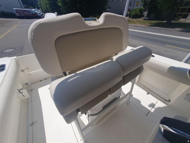 Boston Whaler 230 Outrage