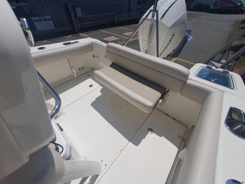 Boston Whaler 230 Outrage