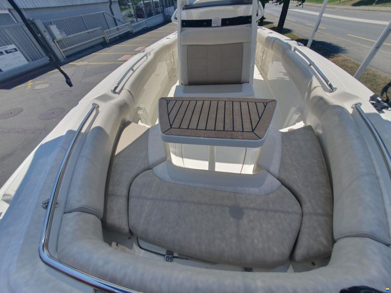 Boston Whaler 230 Outrage