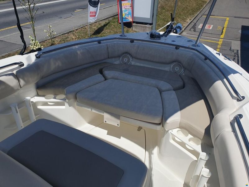 Boston Whaler 230 Outrage