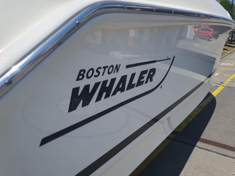 Boston Whaler 230 Outrage