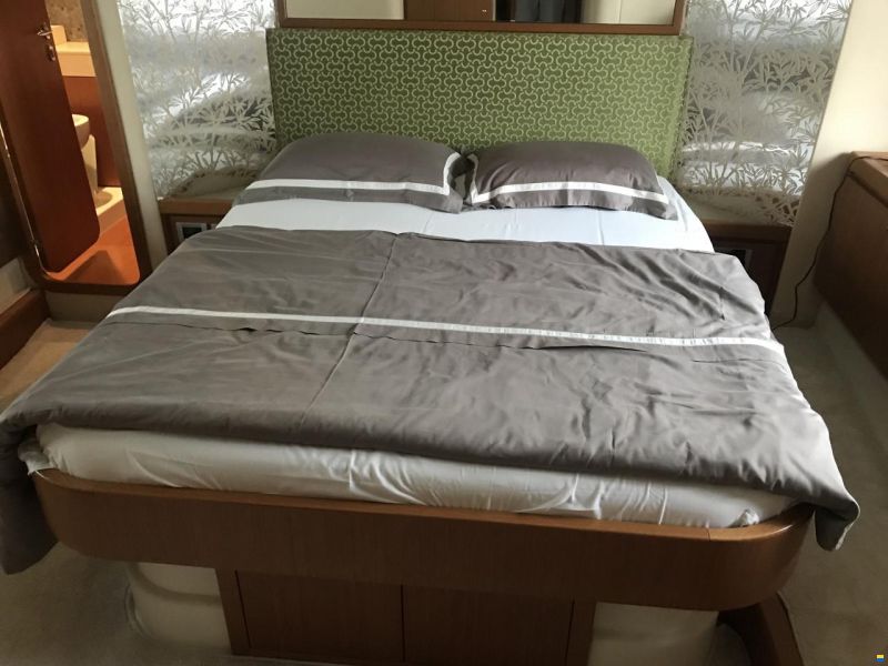 Ferretti 592