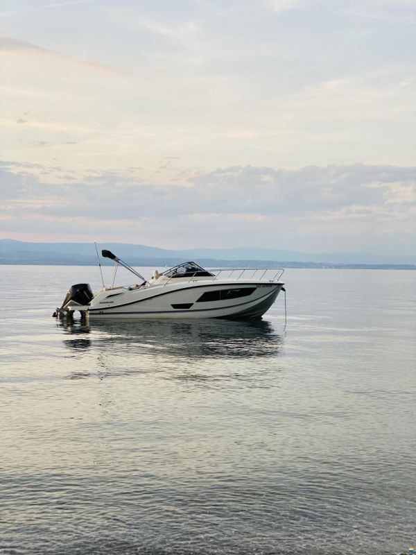 Place d’amarrage à Noville avec bateau