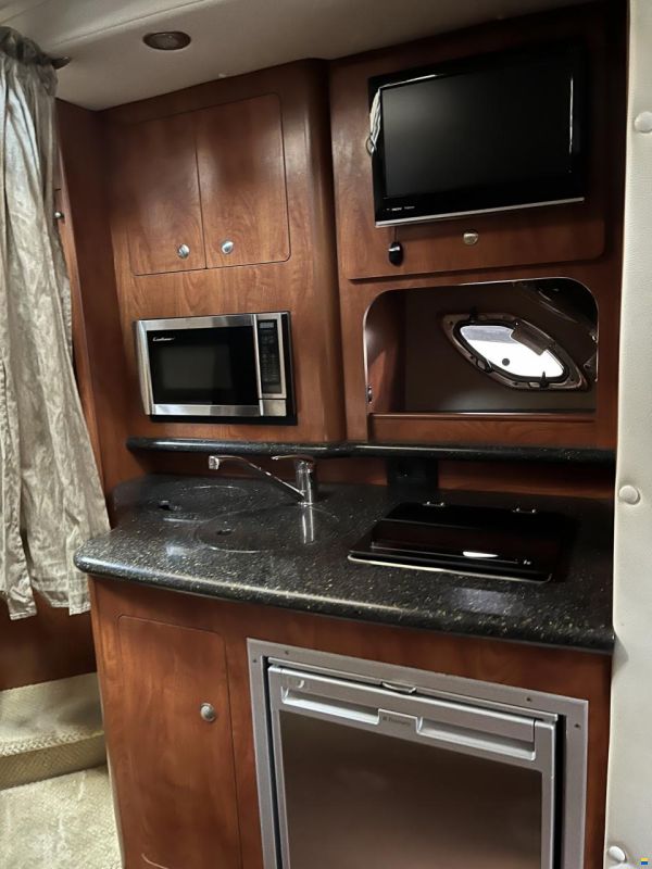 Rinker 310 Express Cruiser