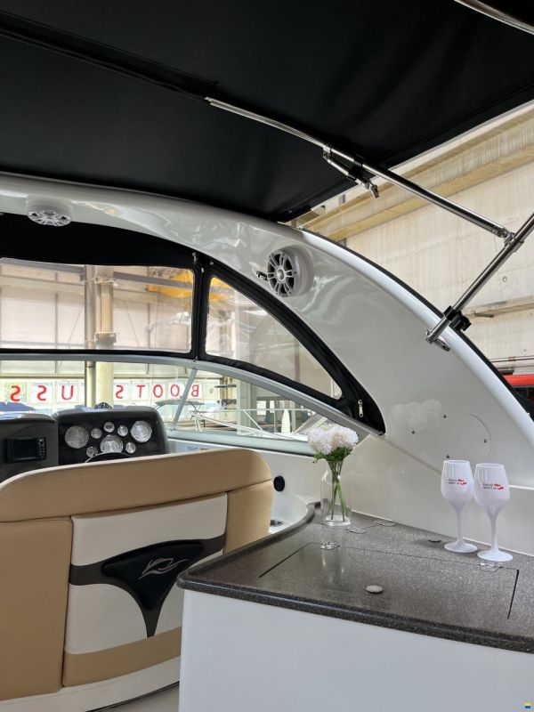 Rinker 310 Express Cruiser