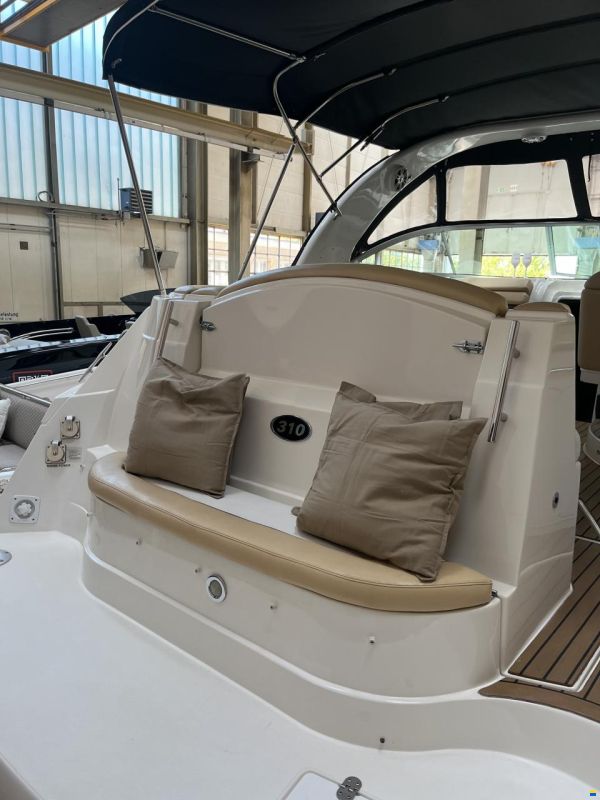 Rinker 310 Express Cruiser