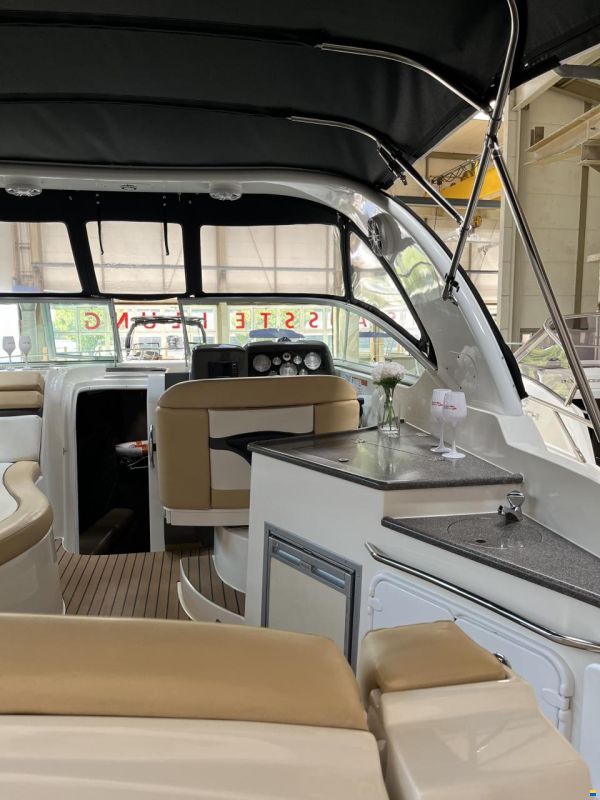 Rinker 310 Express Cruiser