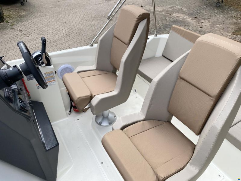 Quicksilver Activ 605 Sundeck