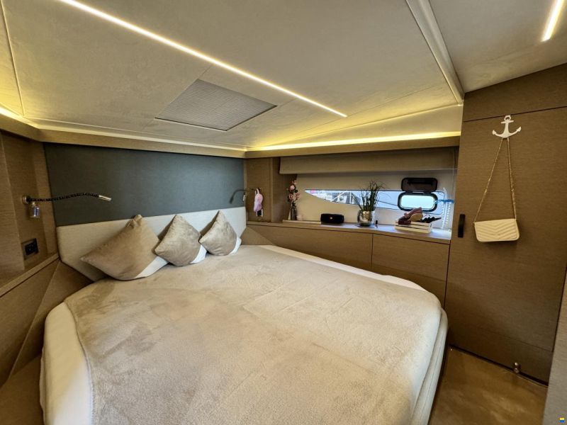 Prestige Yachts 420 Fly