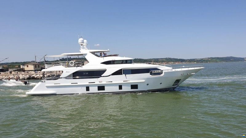 Benetti Delfino 93
