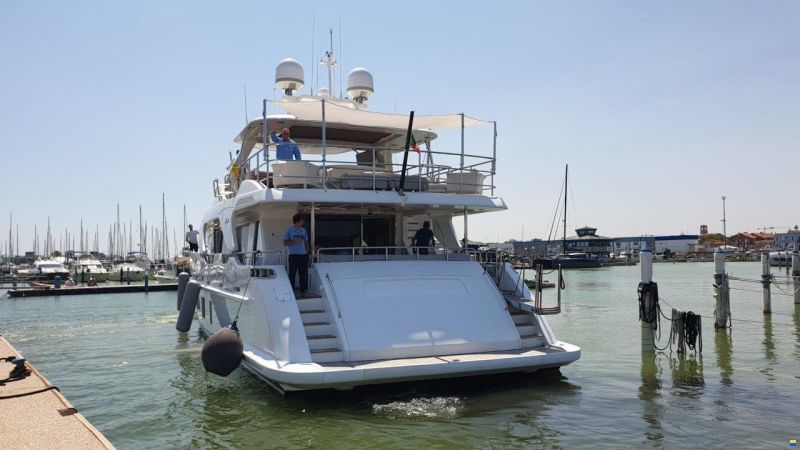 Benetti Delfino 93