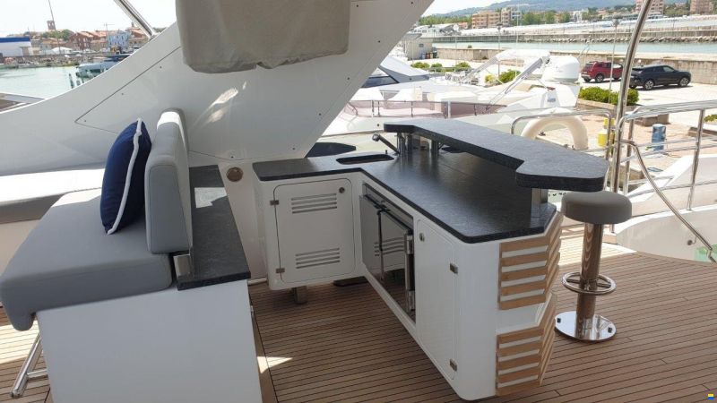 Benetti Delfino 93