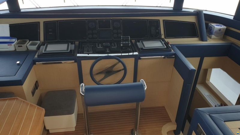 Benetti Delfino 93